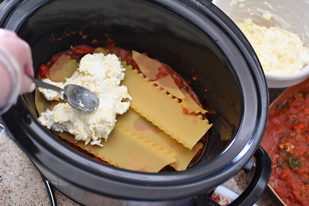 putting ricotta cheese in slow cooker with lasagna noodles