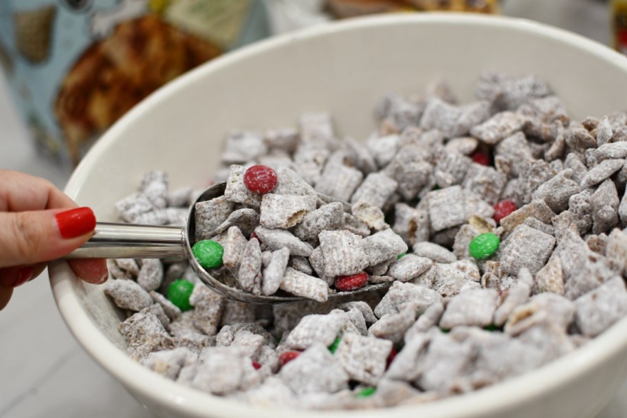 scoopping up christmas muddy buddies recipe 