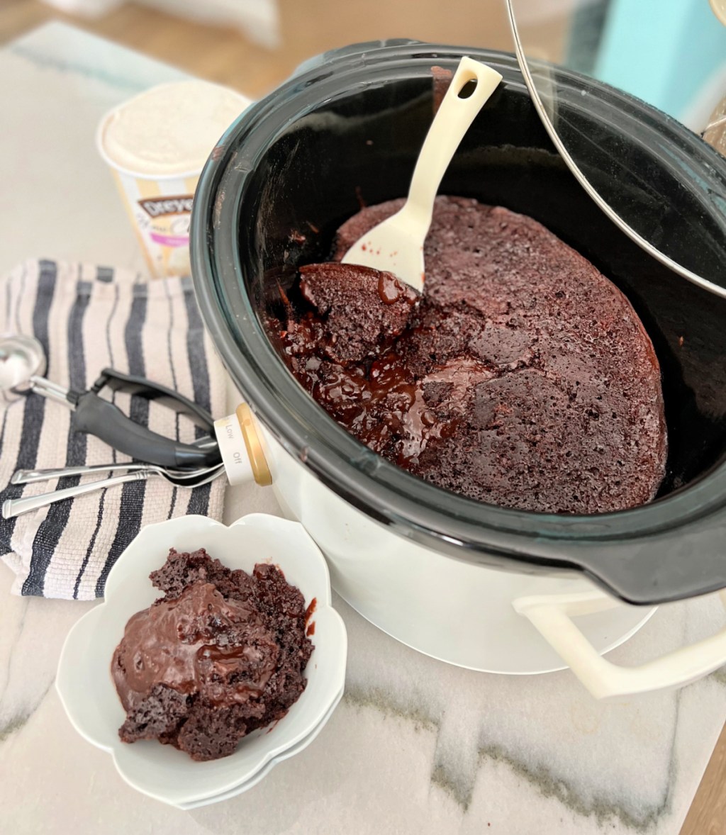 slow cooker with gooey chocolate cake