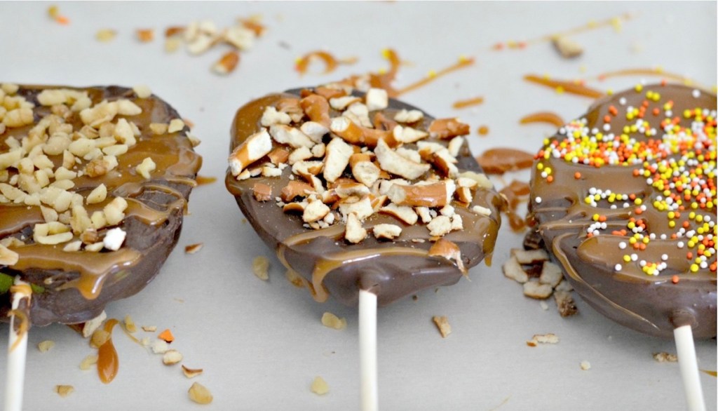 adding toppings on chocolate caramel apple slices