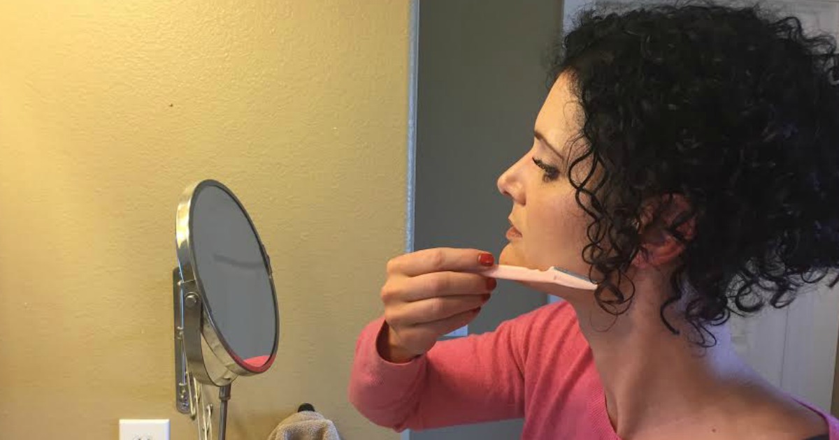 woman using Tinkle razor on face