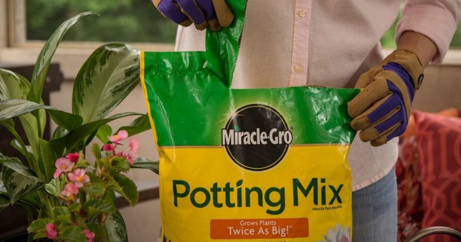 big-25-quart-bag-of-miracle-gro-potting-mix يبدأ بيع Lowe's Memorial Day لعام 2024 غدًا