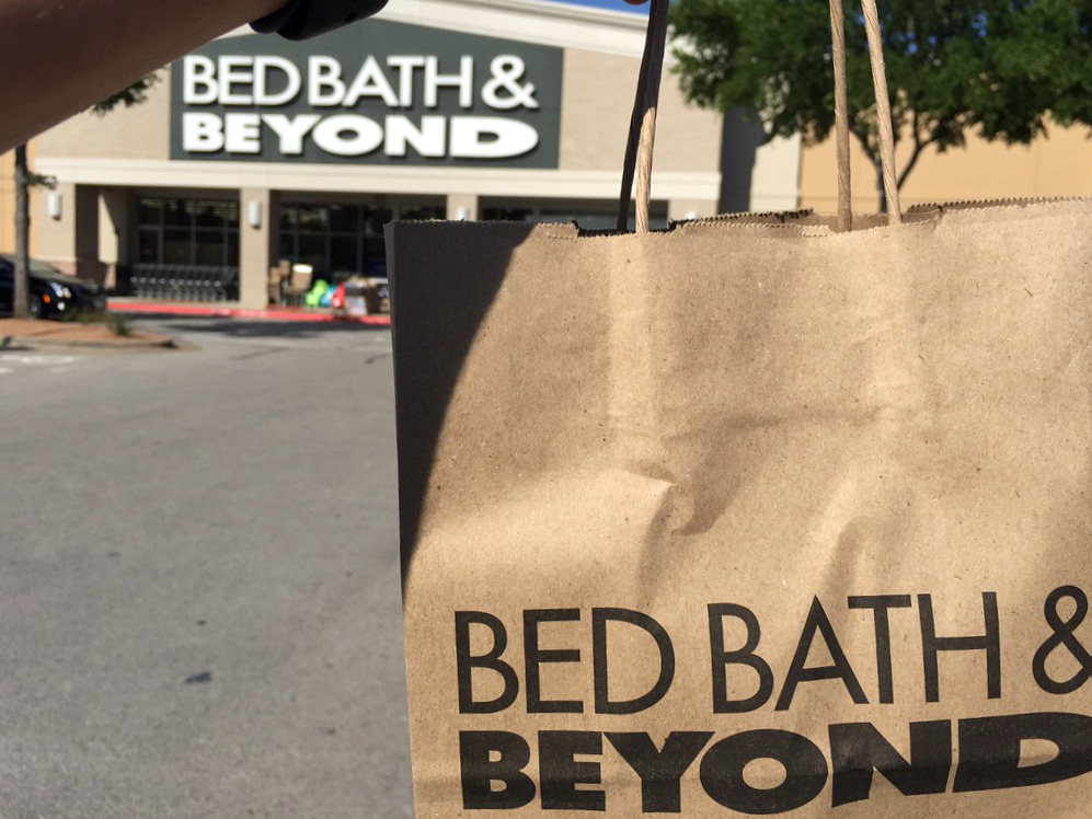 17 bed bath beyond money saving secrets - a shopping bag outside of the storefront