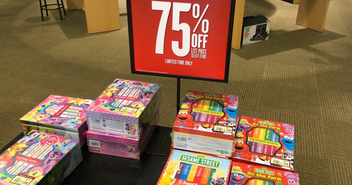 Barnes and noble christmas clearance 2022