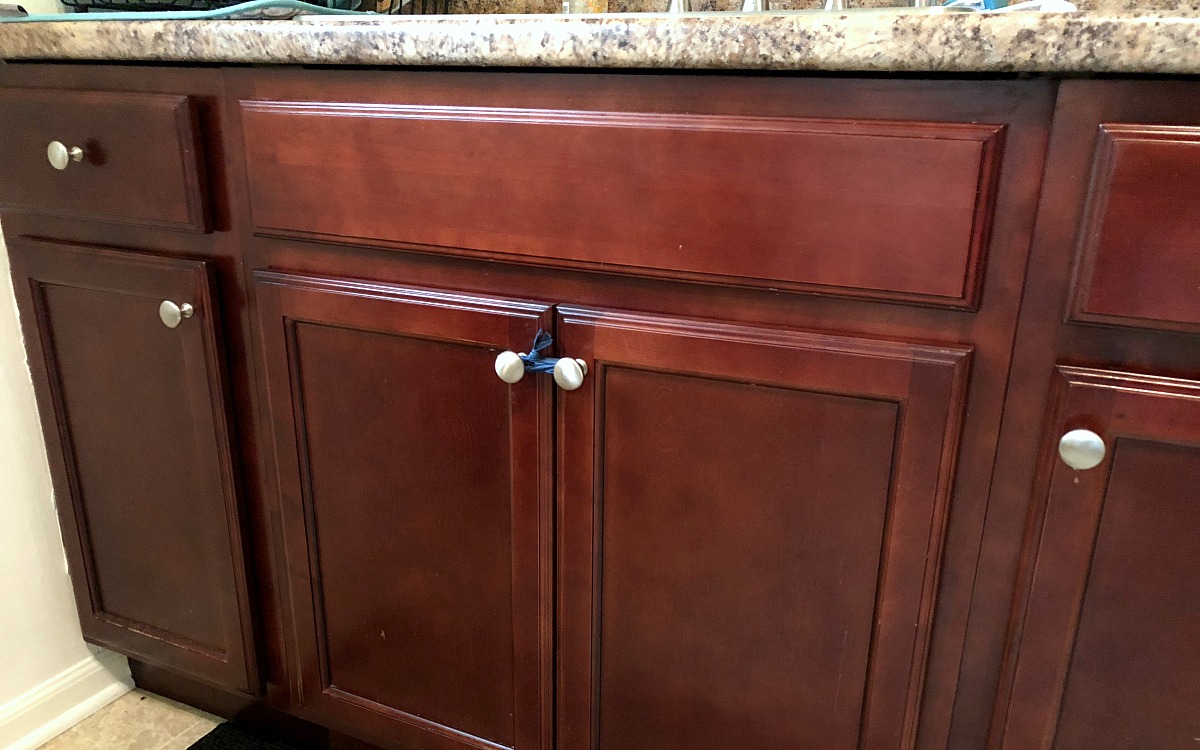use hair ties on cabinet knobs to keep them closed