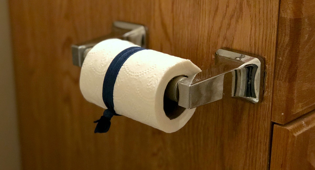 stop toilet paper from unraveling with hair ties