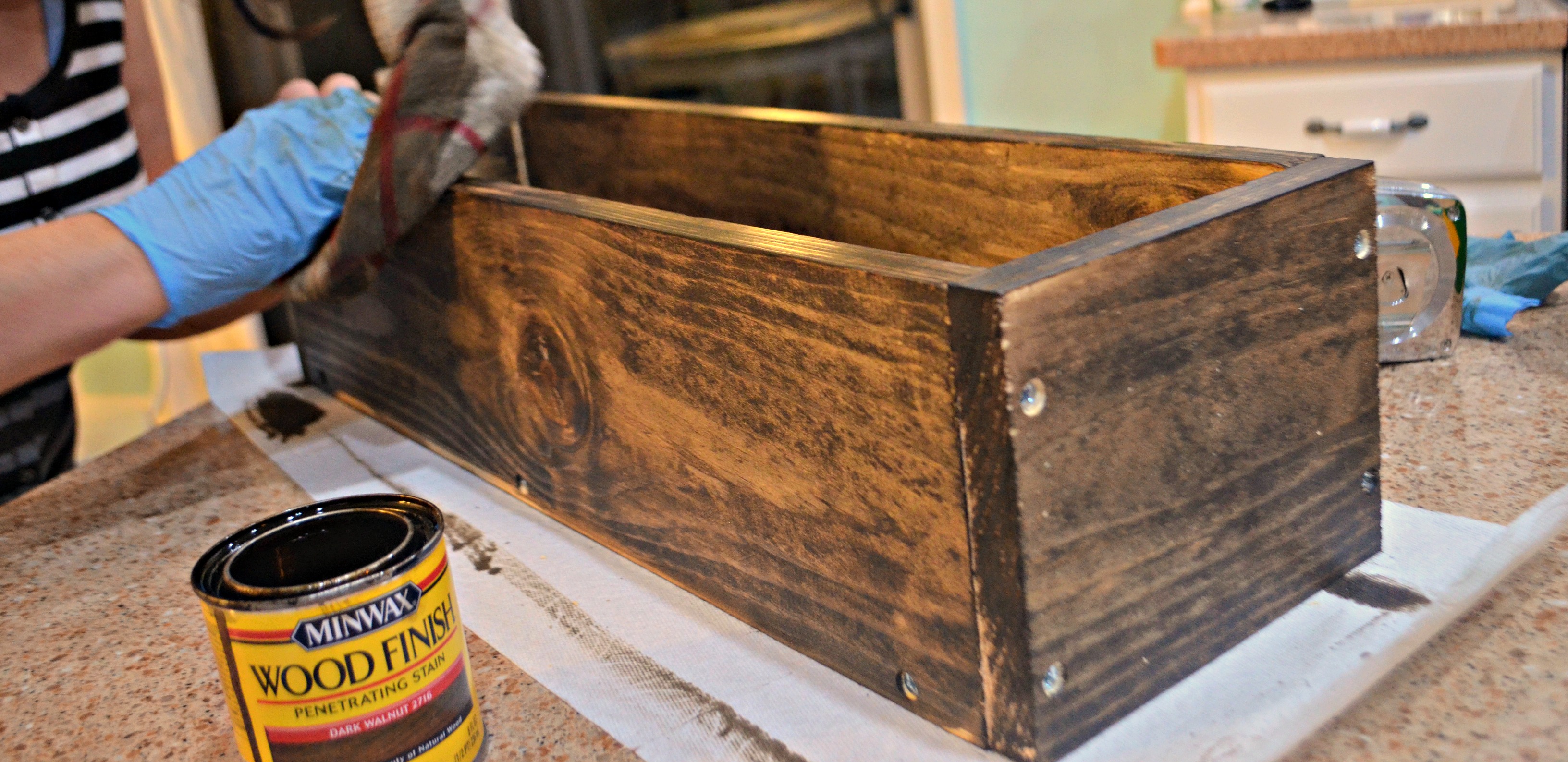 diy rustic farmhouse wood box centerpiece – staining the box
