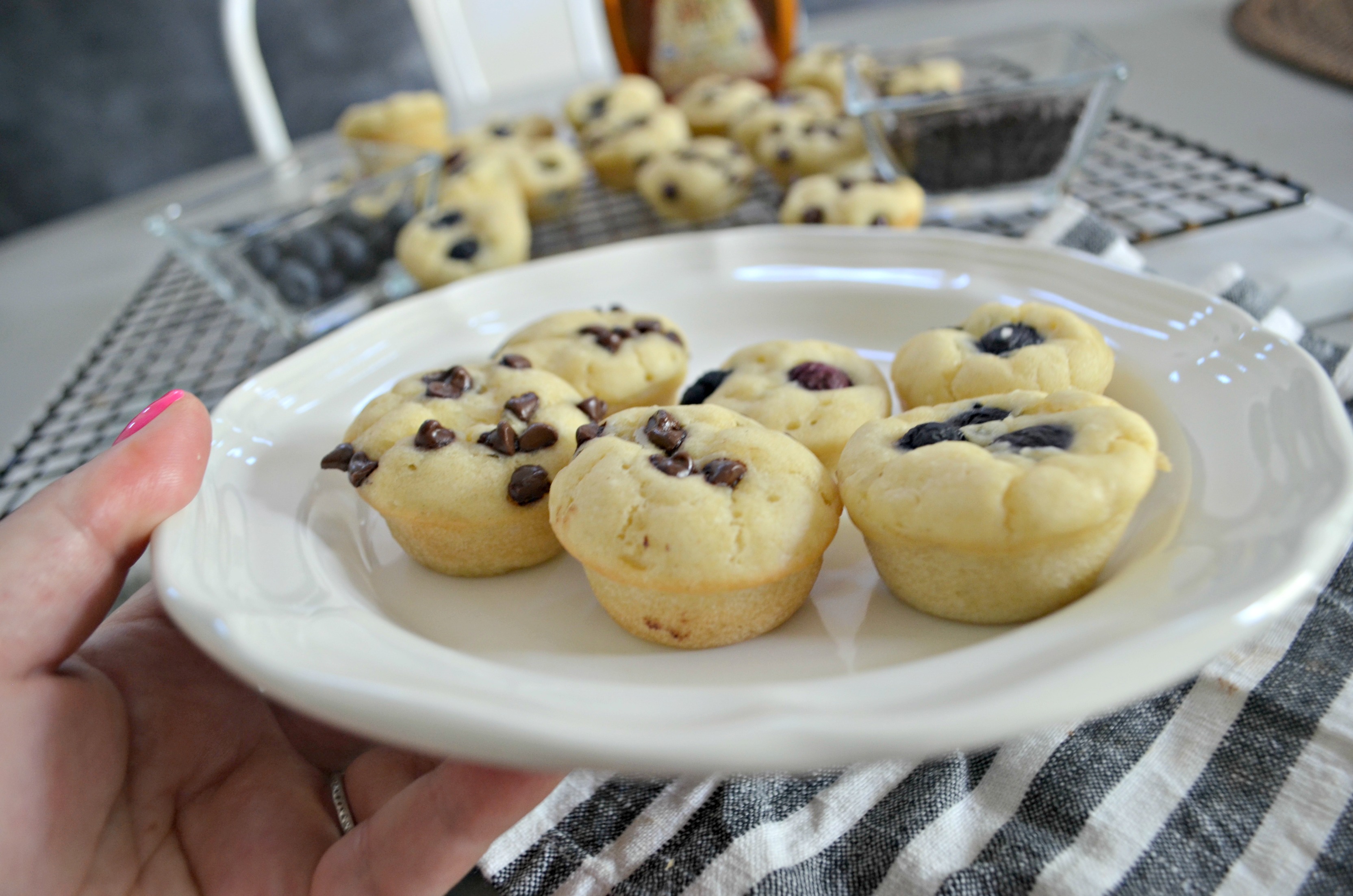 These gluten-free pancake bites are an easy breakfast idea – muffins on a plate