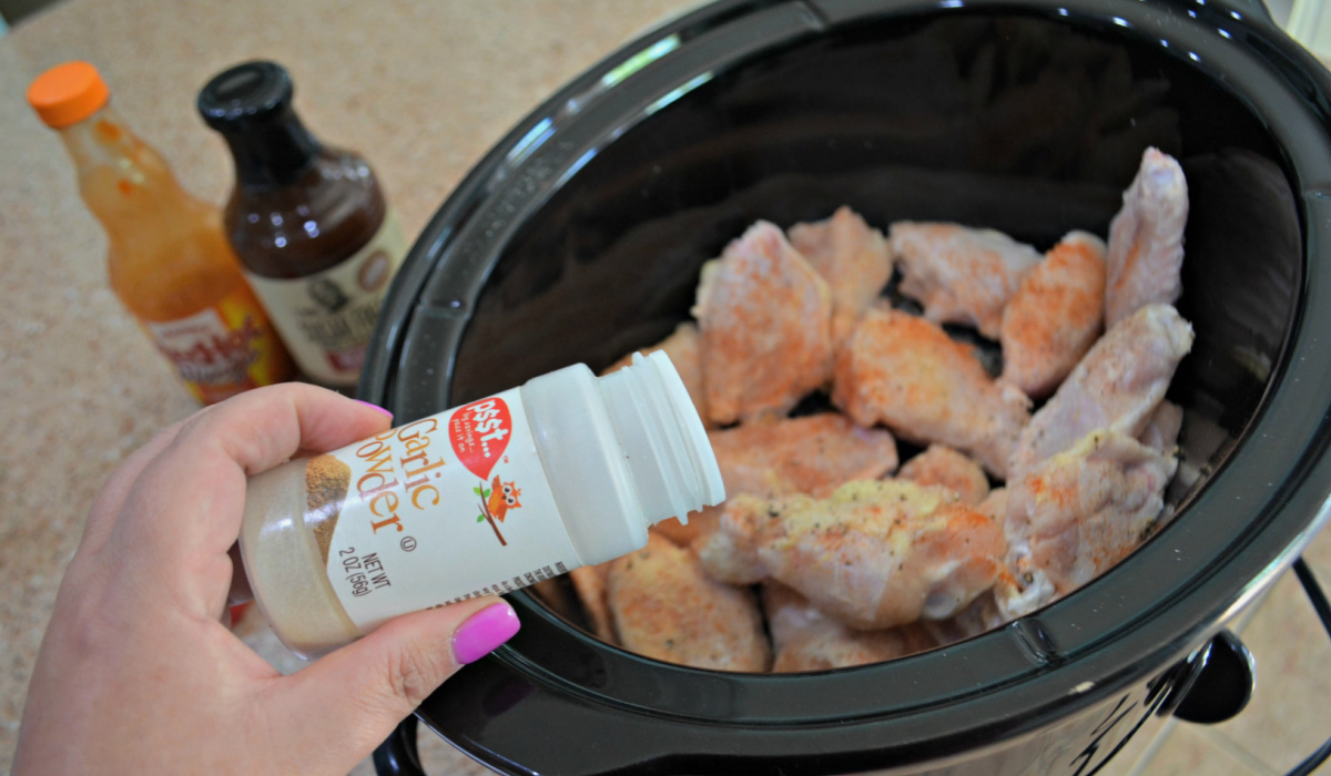 seasoning chicken wings with garlic powder in crock-pot