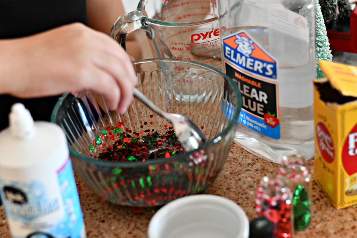 Make Christmas Tree Slime – mixing the ingredients