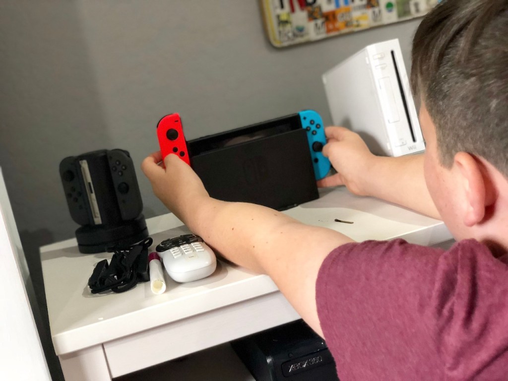 kid playing with nintendo switch