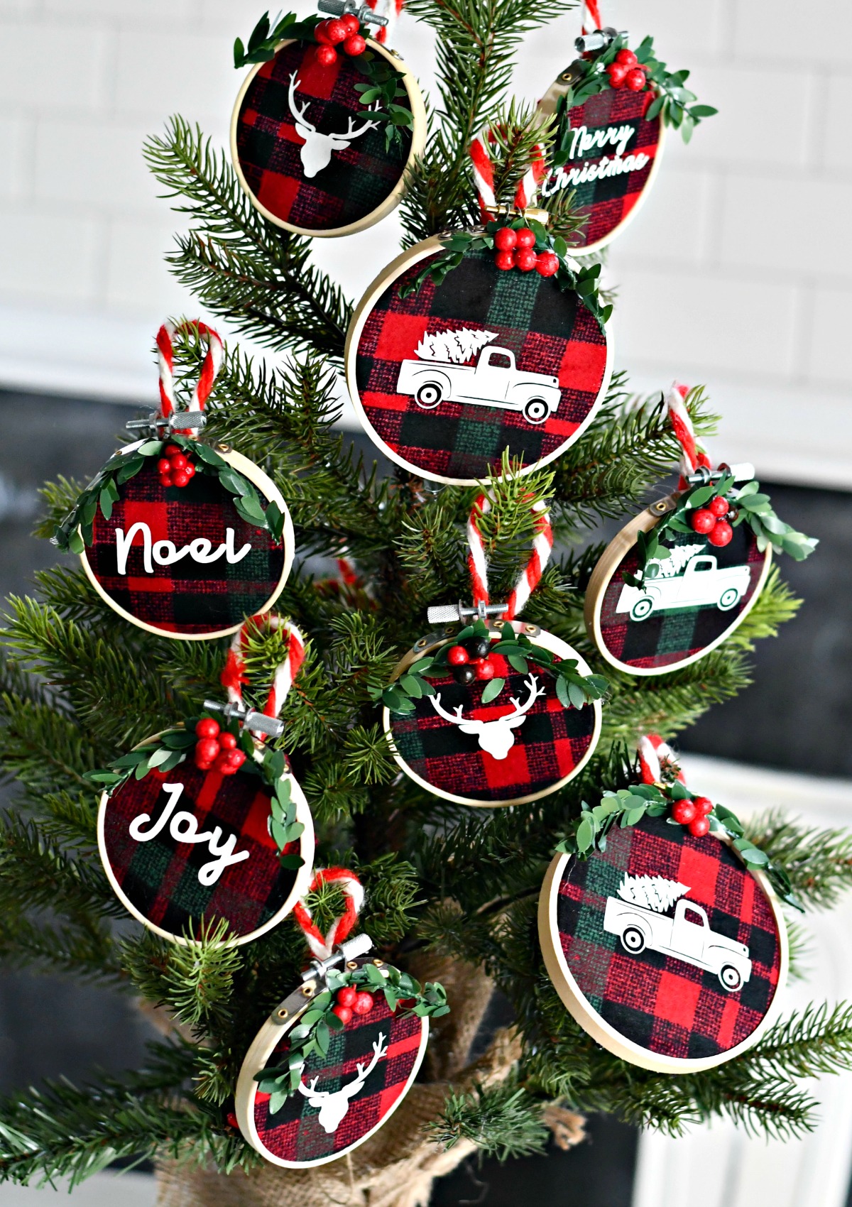 DIY Embroidery Hoop Christmas Ornaments – a small tree decorated with the ornaments