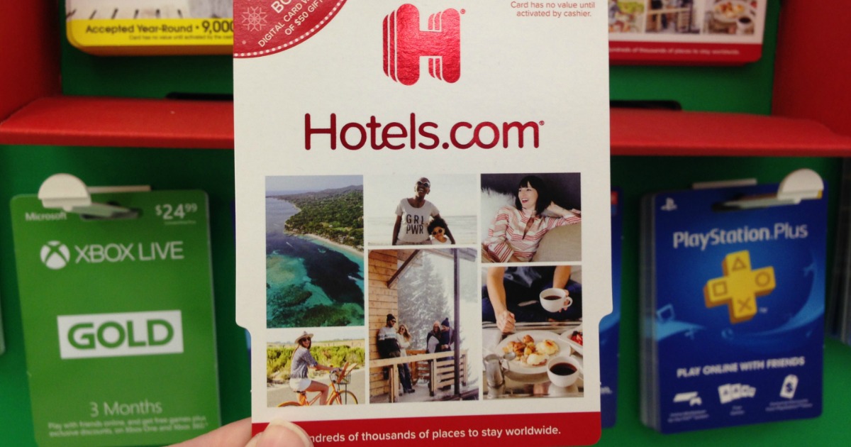 hand holding hotels.com gift card