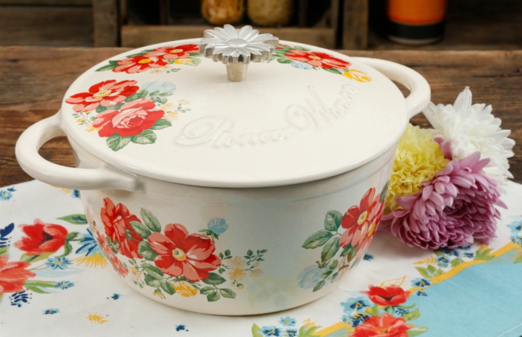 https://hip2save.com/wp-content/uploads/2018/12/The-Pioneer-Woman-Timeless-Beauty-Vintage-Floral-3-Quart-Enameled-Cast-Iron-Casserole.jpg?resize=1024%2C662&strip=all