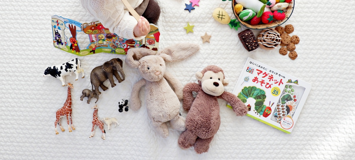 simple thoughtful ways to pay-it-forward in the new year – clean out toys and donate them