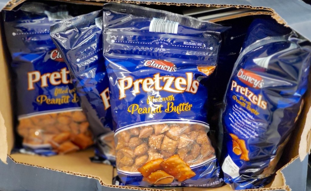 sacchetti blu di pretzel ripieni di burro d'arachidi in scatola di cartone