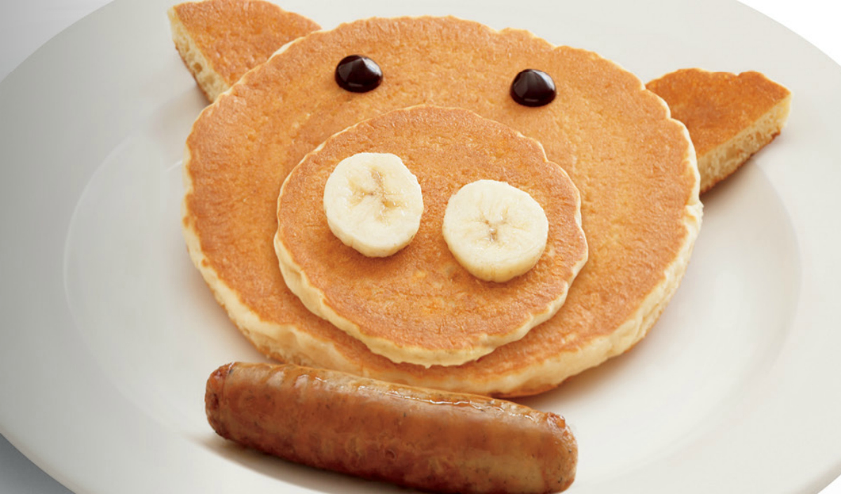 Los niños de Bob Evans comen gratis tortita de cerdo