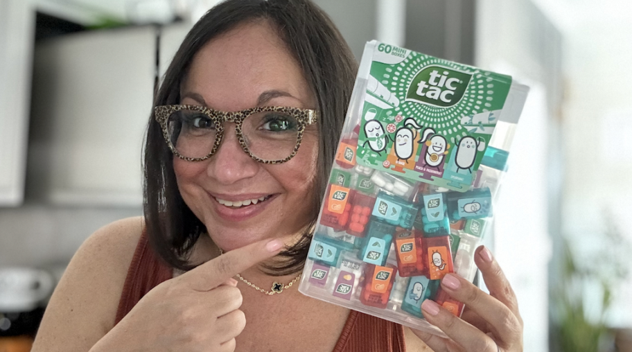امرأة تحمل صندوقًا ضخمًا من TicTacs.