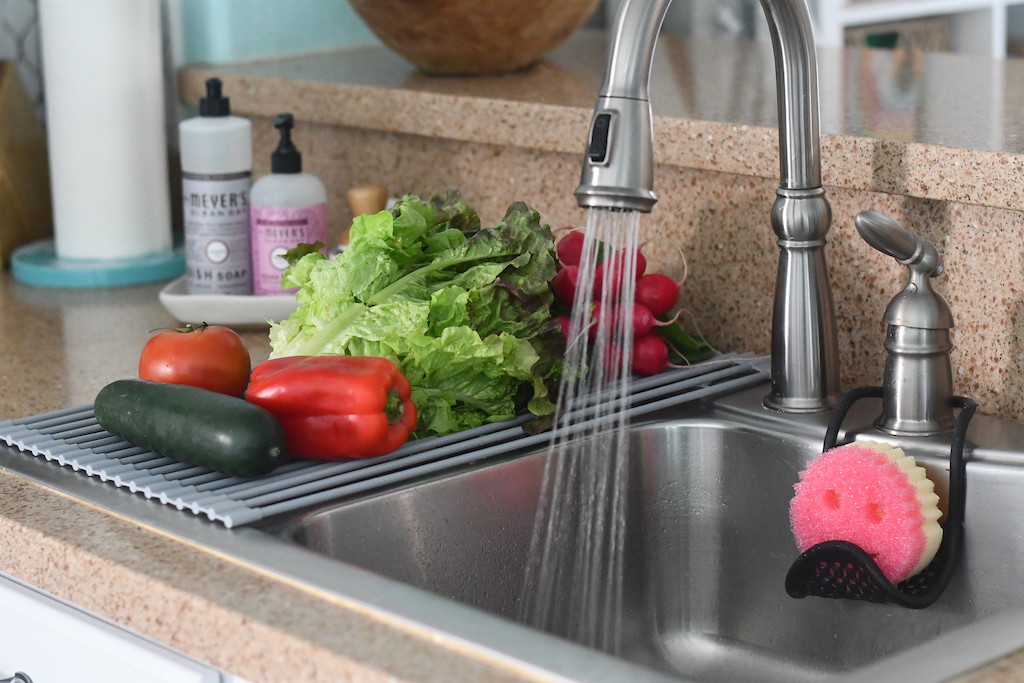 roll up sink drying mat with veggies 