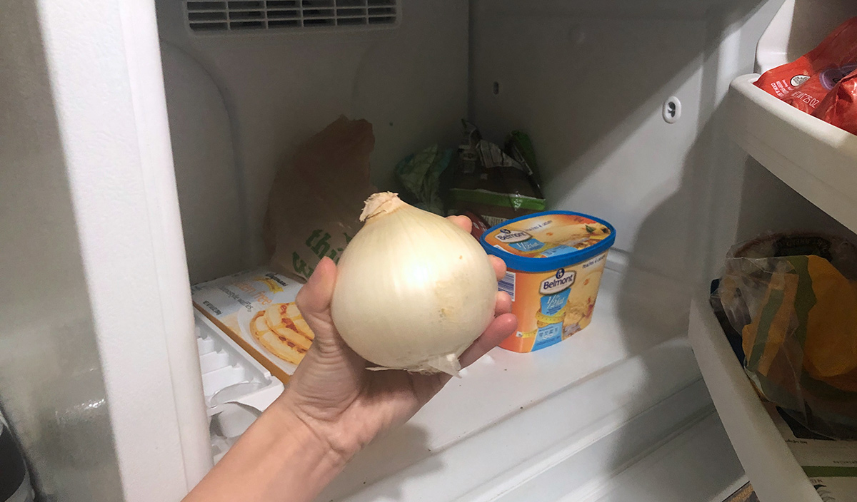 putting onion in freezer before cutting