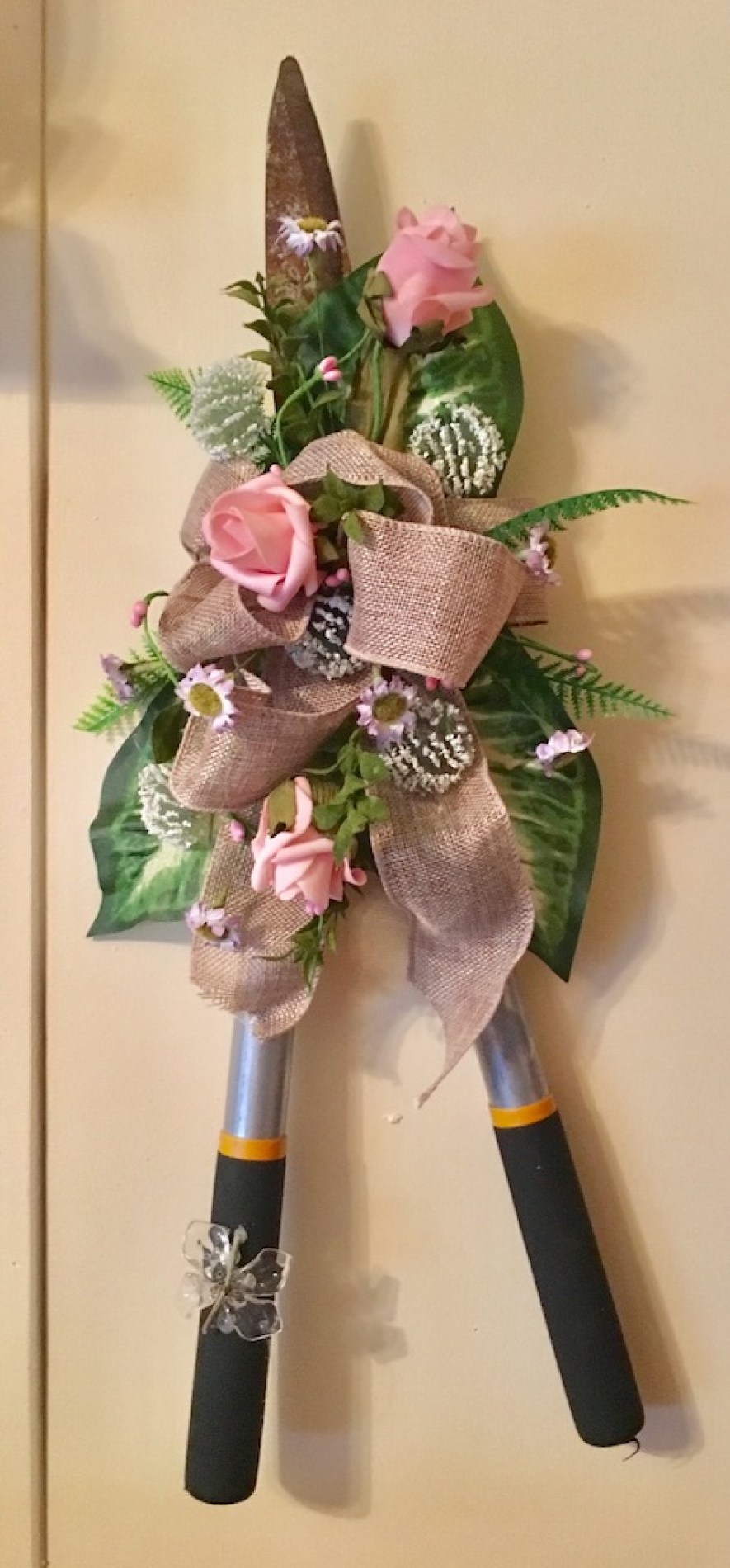 frugal DIY wreath with cutting shears 