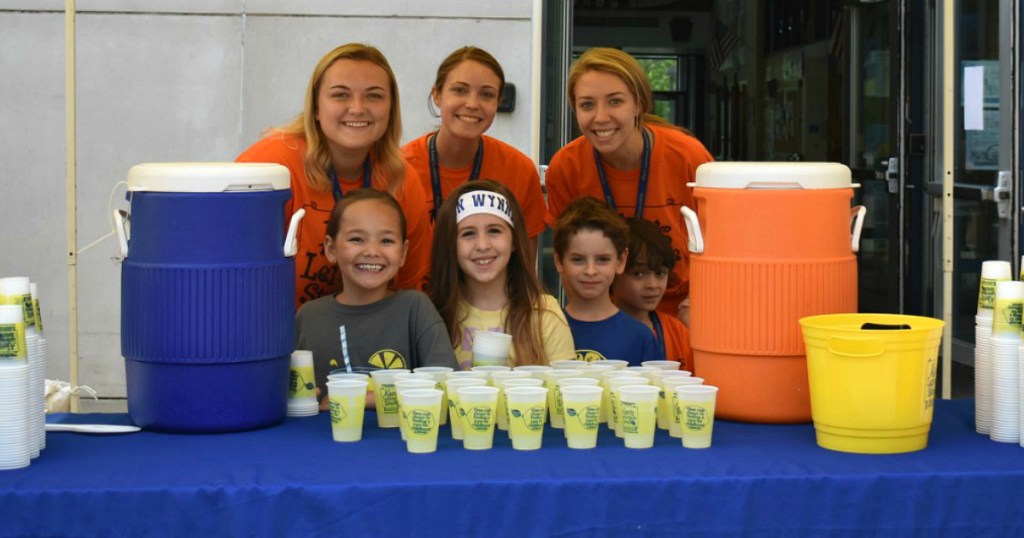 kids selling lemonade
