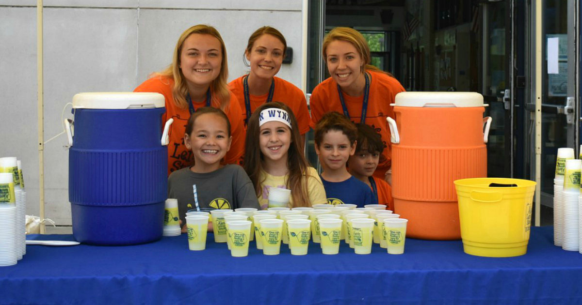 kids selling lemonade at lemonade stand