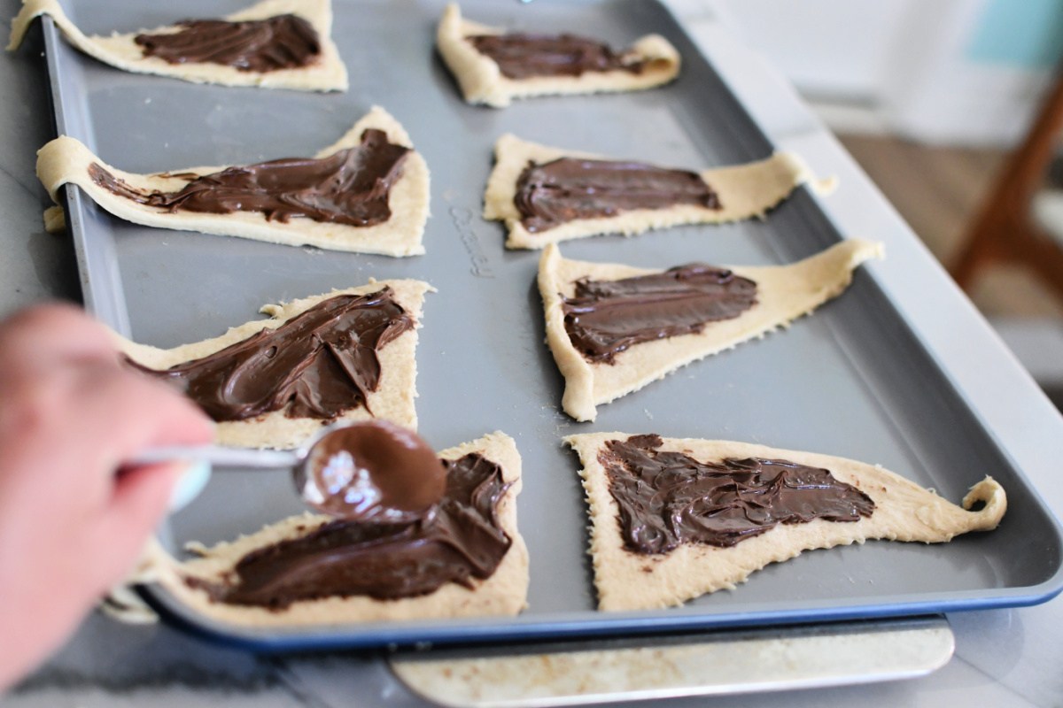 These Nutella Crescent Rolls are an Easy Breakfast Recipe