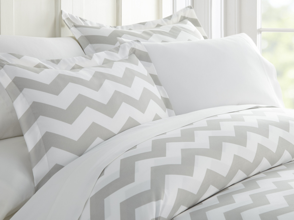 Arrow Patterned 3-Piece Duvet Cover Set Grey with pillows on bed