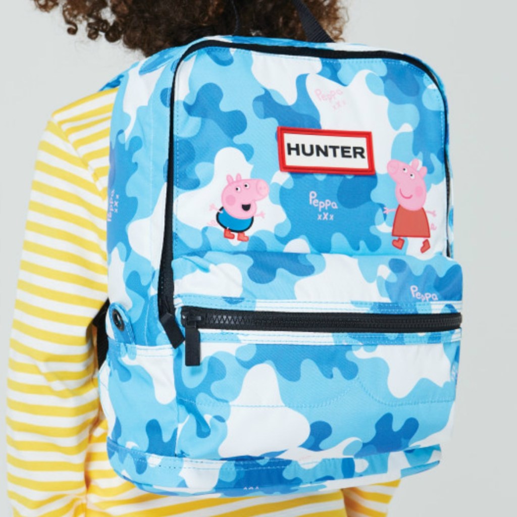 Child wearing a Hunter Boot's backpack with peppa big theme