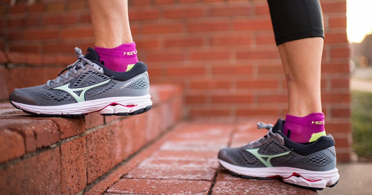 woman wearing mizuno wave rider shoes