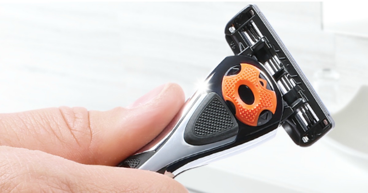 Solimo Men's Razor being held by a man's hand