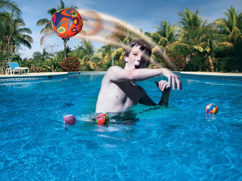 kid throwing Splash Bombs Water Toy 4pk