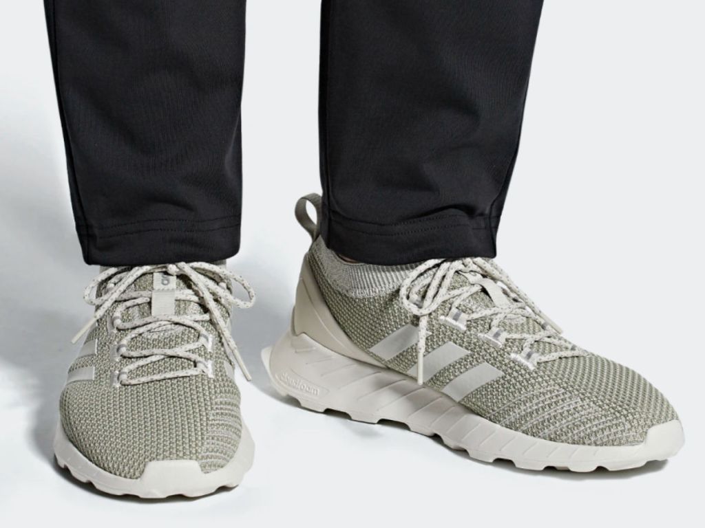 man wearing Men's Questar Rise Shoes in white and sesame