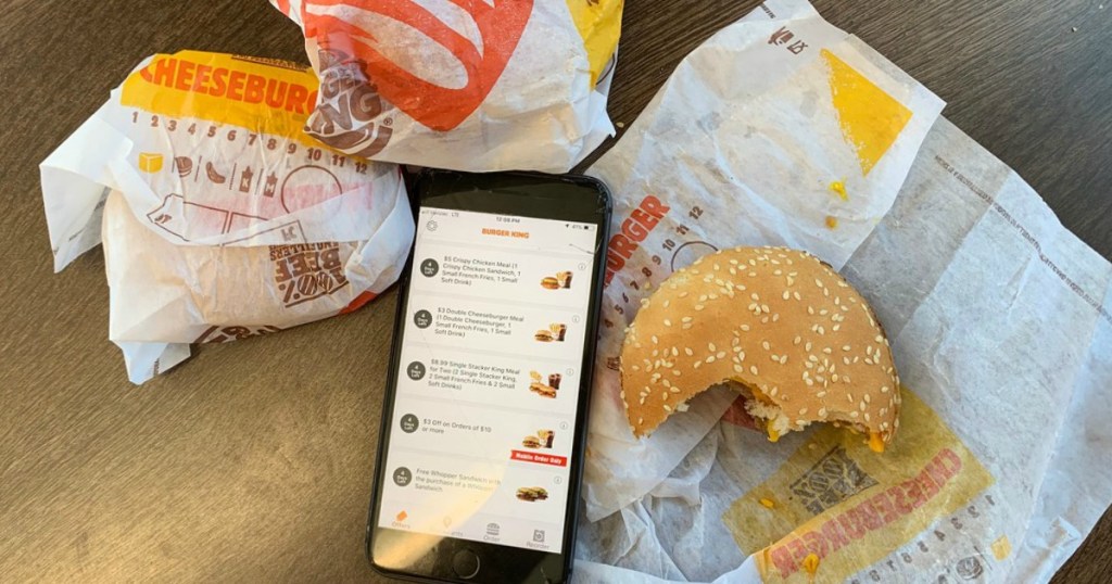 Hamburguesas con queso de Burger King junto al teléfono con la aplicación BK