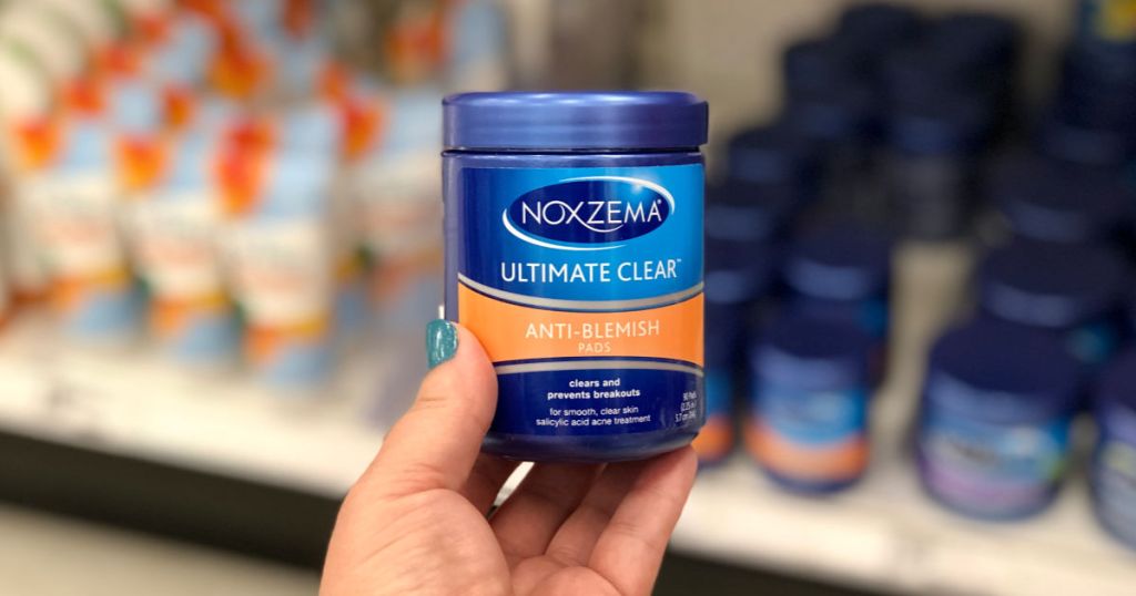 hand holding Noxzema Ultimate Clear Anti Blemish Pads 90 ct
