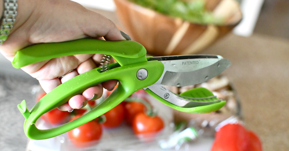 holding amazon toss and chop salad scissors
