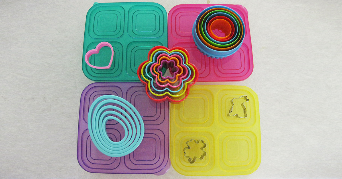colorful easy lunch boxes from Amazon with cookie cutters