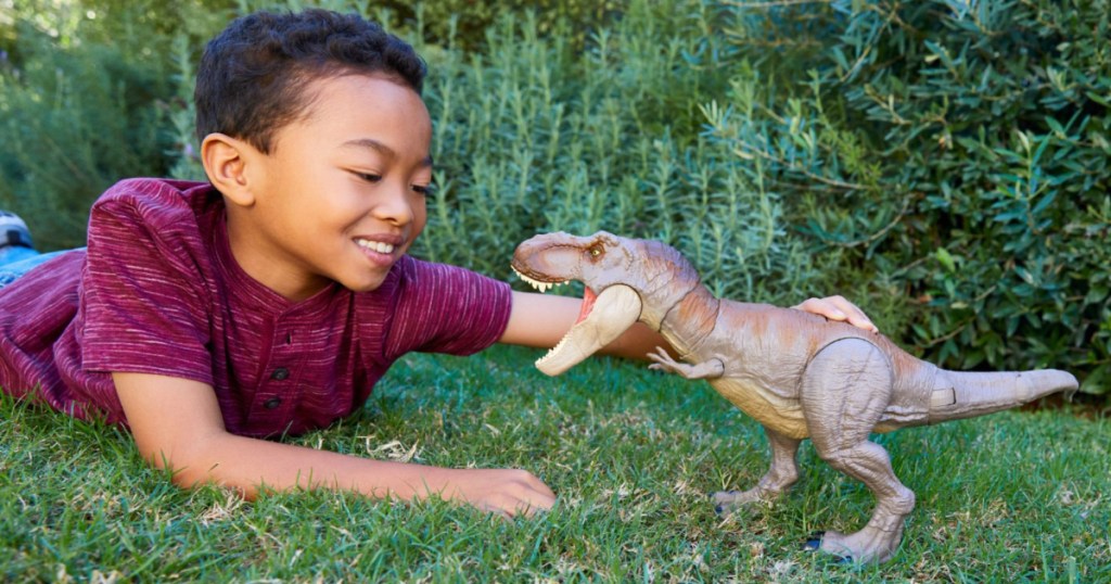 kid playing with jurassic world dyno rivals toy