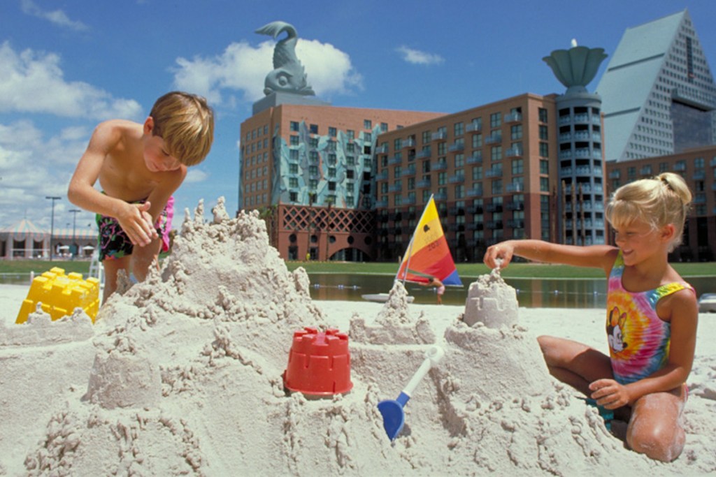 kids playing in sand at Swan and Dolphin hotel