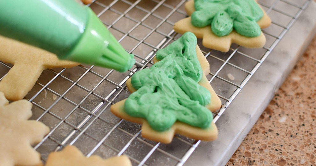 using buttercream frosting on christmas sugar cookie