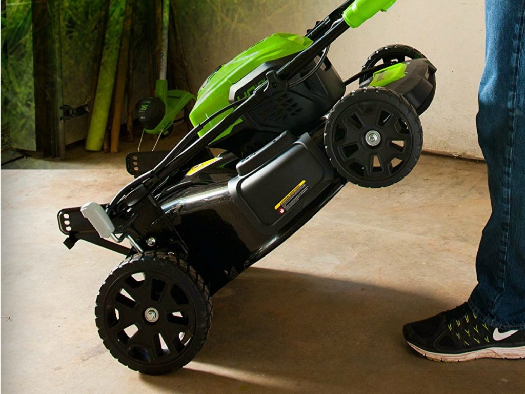 Foldable lawn mower in black and green