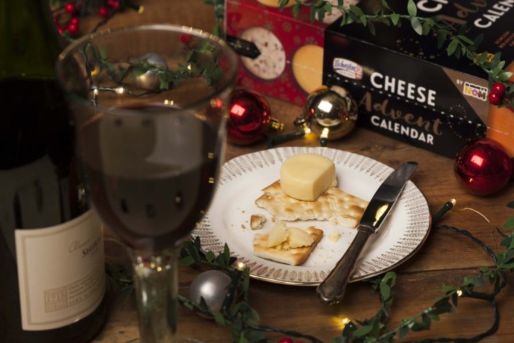 Wine with cheese and crackers