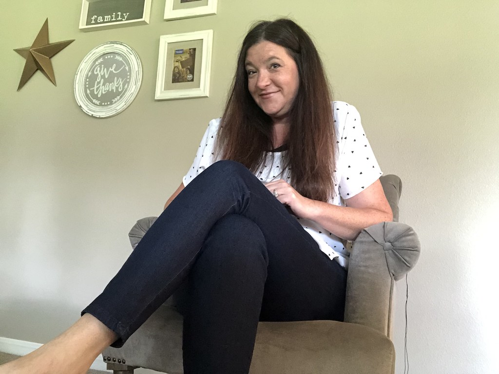 woman sitting crossed legged with skinny jeans 