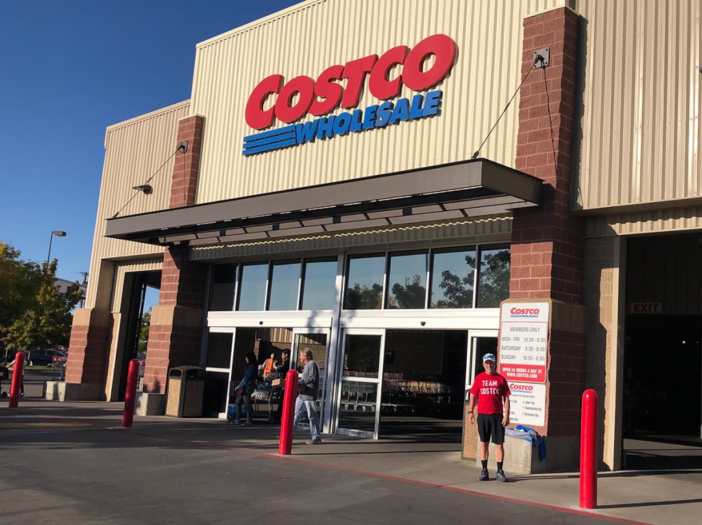 Người đàn ông bên ngoài cửa hàng Costco