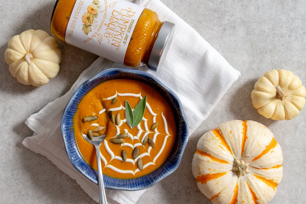 trader joe's bowl of pumpkin bisque op tafel met mini pompoenen's bowl of pumpkin bisque on table with mini pumpkins