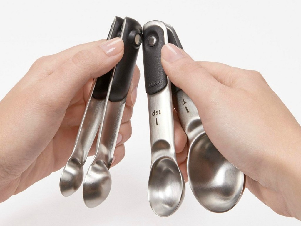 Hands separating magnetic measuring spoons