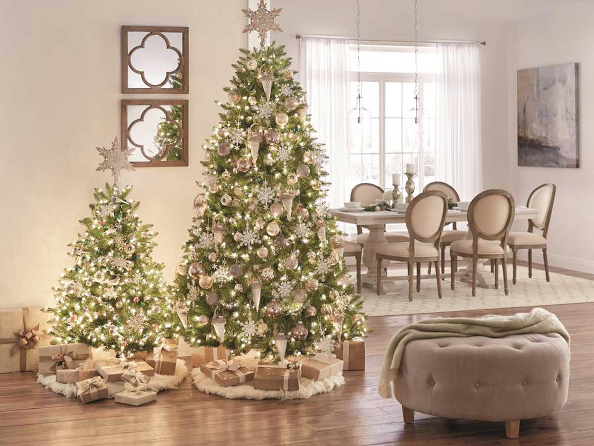 Home Accents Holidays 4.5' Dunhill Fir Artificial Christmas Tree with 450 Clear Lights in a living room
