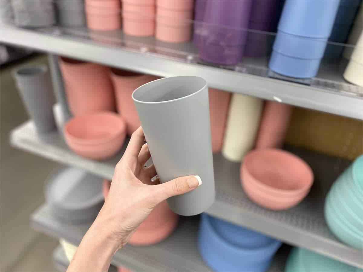 woman holding a Mainstays 26oz plastic tumbler in her hand