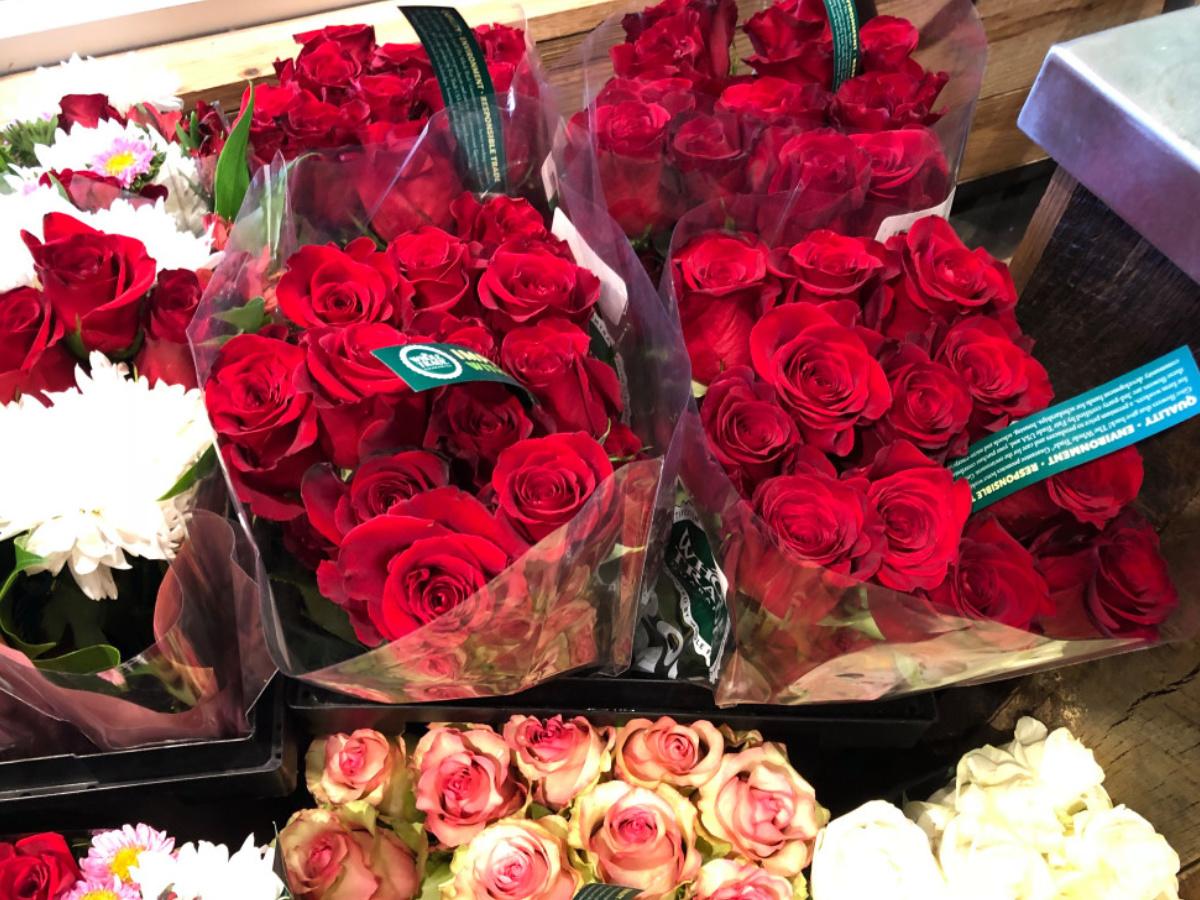red roses bunches in store